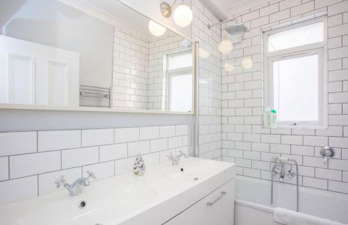 Stylish & Modern 3 Bed Flat in NW London With Garden - Foto 14