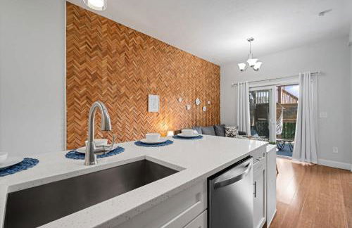 Jennifer's Stylish Apt Private Deck Backyard Oasis - Foto 8