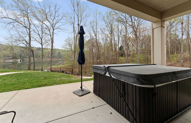 Sleeps 22, Lakefront w/ Private Dock & Pool, 2 Houses Lake Living by Avantstay - Foto 14