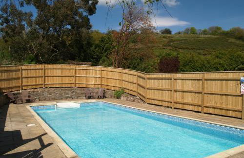 Rural Farm Stay with 6 cottages, 4 miles to Barnstaple, Pet friendly, Daily animal experiences, Outdoor heated pool, Games barn, Free fast WiFi, Free parking - Foto 4