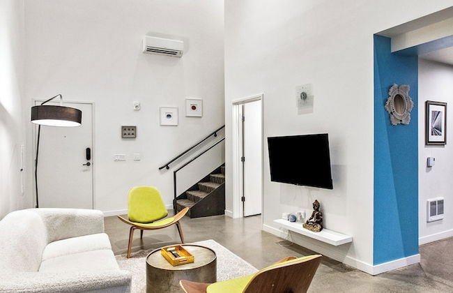 Posh Lofty Pad in Central Redmond - Photo 1