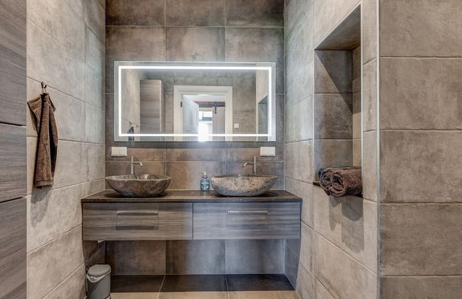 Stylish Farmhouse With Spa Tub - Foto 24