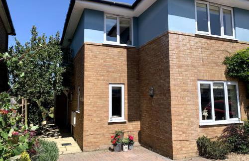 New Forest home - 4-beds and garden - 10 mins from Beach - Photo 5