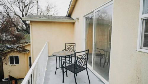 Gorgeous Upstairs Studio with Patio and Laundry - Foto 5