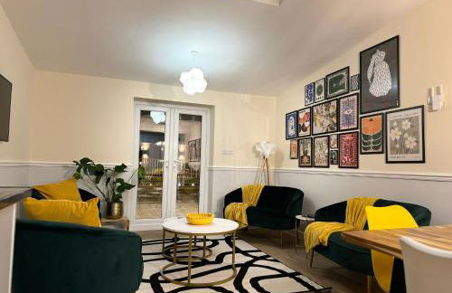 Large House for 21 - Nottingham City - Photo 1