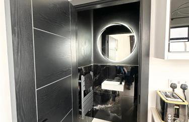 The Secret Agent Apartment - Brought to you by Coastline Retreats - Brand New - 2 mins walk to Beach - Childrens play den - Pool Table - Time Crisis Arcade Machine - Foto 34