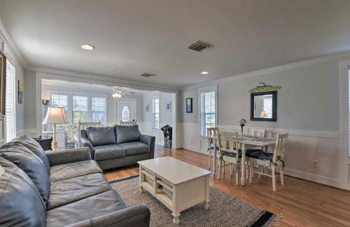 Steps to Beach! Surf Cottage in Galveston - Photo 2