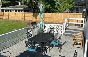 Spacious 4 BR 2BA Home with Bar and Fenced Yard - Foto 2