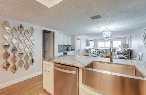 Beachfront Condo with Pool in Redington Shores - Foto 14