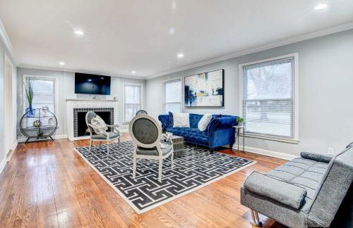 Luxurious Detroit Home - Walk to Golf and Park! - Photo 3