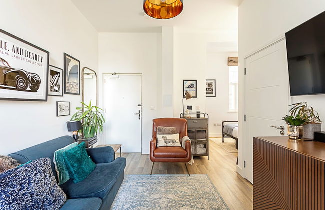 Contemporary Victorian Studio - Photo 16