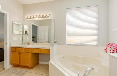 Family Friendly Vacation Home with South Facing Pool - Hot Tub - Game Room - Near Disney - Foto 72