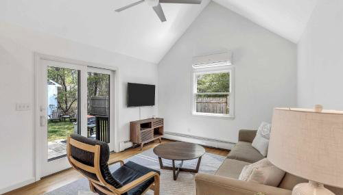 Jenkins Pond Beach Access with BBall Hoop & Grill, Bright Cape Cod Retreat near Jenkins Pond in Falmouth - Parking, Modern Retreat with Outdoor Space, 24 Hour Hospitality - Foto 5