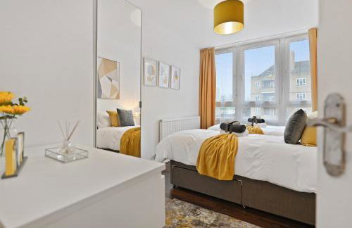 Chic 2-Bed Flat with Workspace, Balcony, Parking - Foto 12