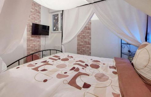 Amazing Home In Neuilly Le Vendin - Photo 8