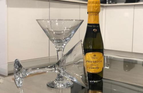 Deluxe 3 Bedroom 2 Bath House &Parking by CozyNest - Photo 25