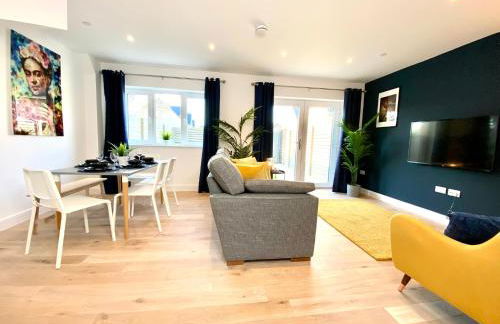 Stunning NEW Large 3 bedroom House - 5 Minutes to the nearest Beach! - Great Location - Garden - Parking - Fast WiFi - Smart TV - Newly decorated - sleeps up to 7! Close to Poole & Bournemouth & Sandbanks - Foto 6