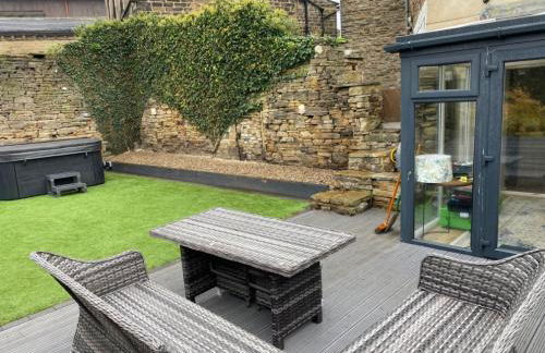 Honeybee Cottage, with a log fire & a hot tub. - Foto 12