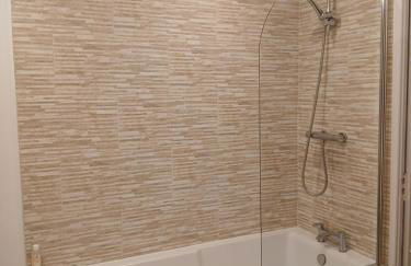 Luxury 1 bed apartment close to Airport and Exhibition centre ideal for short long term stays very cosy nicely furnished for comfort with all mod cons FreeParking on site Free WIFI - Foto 34