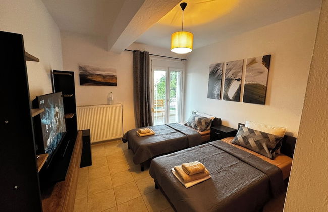 Skiathos Center Stylish 2 Bd w Balcony - Photo 2