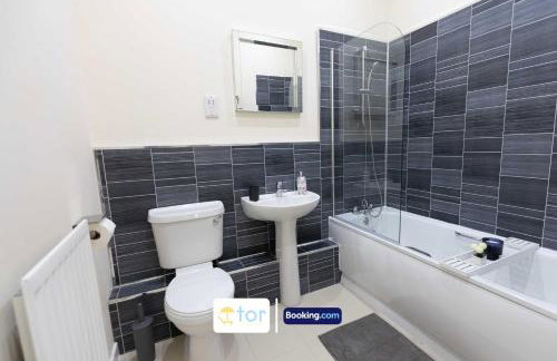 Large 2 Bedroom Apartment By The One Retreats Short Lets & Serviced Accommodation Horley Close To Gatwick Airport - Foto 73