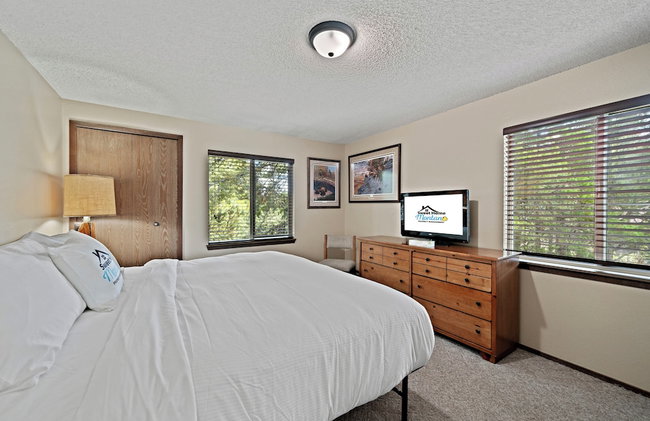 Trapper 8: Cozy 4-Bedroom Condo, 1 Minute to Yellowstone, perfect for 8 guests. - Foto 2
