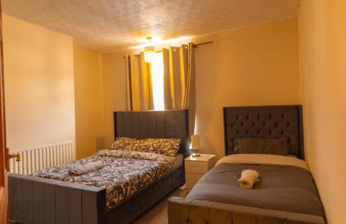 Mansfield House - Sleeps 10, Free Parking, WiFi - Weekly & Monthly Stay Deals! - Foto 5