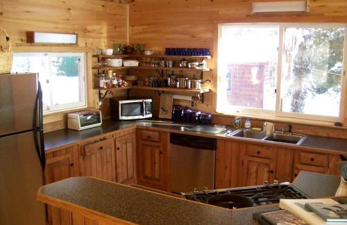 Charming Lakefront Cabin Rental with a Fire Pit near Brownville, Maine - Foto 6