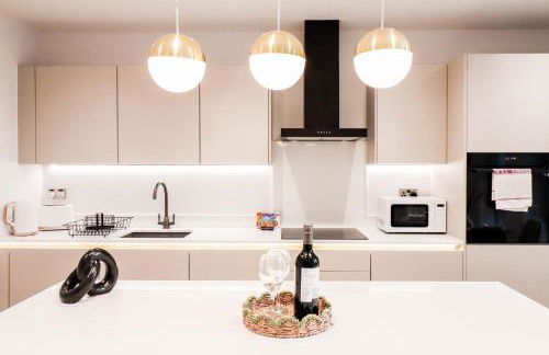 The Abbey Apartment - 1BR Apt with Dedicated Workspace, Fast Wifi & Stylish Kitchen Island & Free Secure Underground Parking - Foto 23