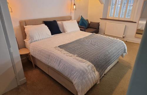 Neet Retreat - sleeps 7 next to beach - Foto 27