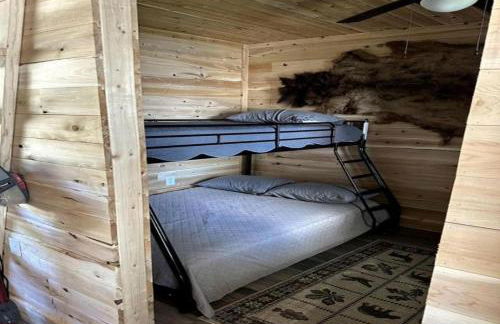 Magnificent Cabin Nestled Amidst Trees in Portage Lake, Maine - Foto 15