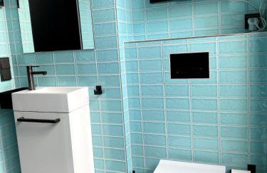 Room with a bathroom and private entrance door - Photo 19