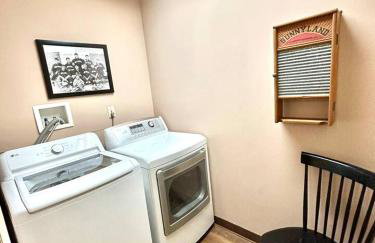 Vintage, Mid-Century Suite above Antique Store - Foto 26