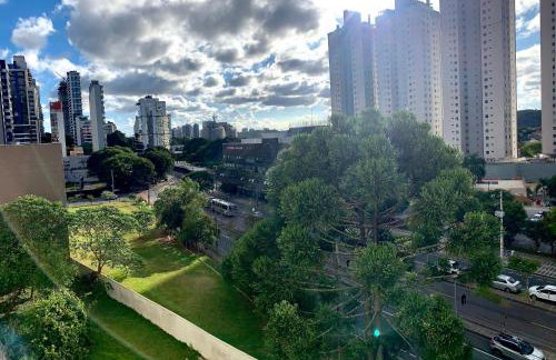 505 - Apartamento Lindo, amplo e decorado, mobiliario moderno, cozinha completa com utensílios , Excelente vista da cidade e localização privelegiada no bairro Bigorrilho proxímo de shopping e parques - Photo 2