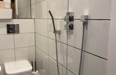 Lovely 3 bed with jacuzzi, close to airport, driveway, wifi - Foto 31