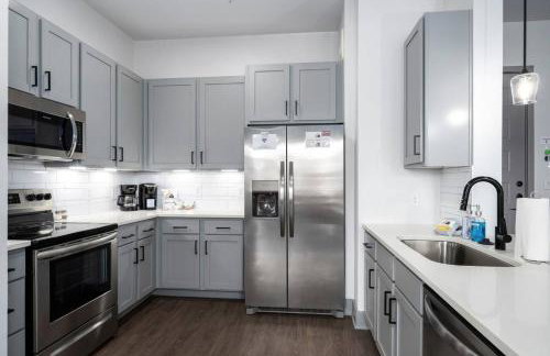 Luxury Apartment with Pool, Restaurants, Shopping) - Photo 14