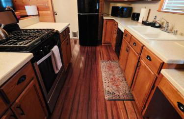 Bear Escapes II Affordable Luxury Cabin - Foto 18