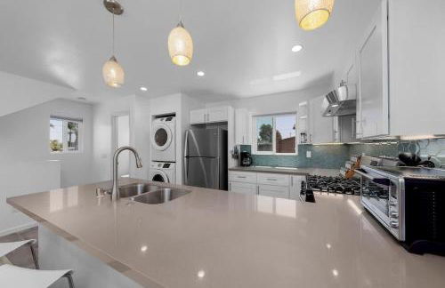 Modern Urban Escape Rooftop & Walkable Fun - Foto 11