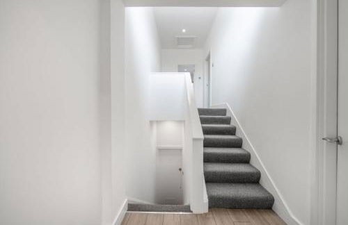 Modern Split Level 2BR Spacious Apt Maida Vale - Photo 28