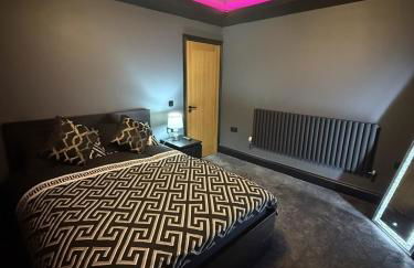 SK Stays Modern Luxury Home With Jacuzzi Bath & Cinema Room - Foto 31