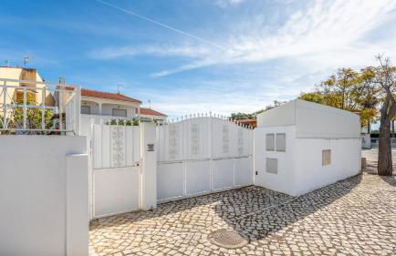 Sunny 3BDR Apt with Pool in Ferreiras by LovelyStay - Foto 30