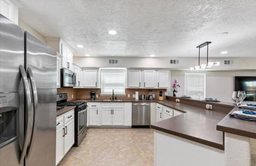 Bring the Crew! 4BR Luxe Pad, Backyard Magic & City at Your Door - Foto 11