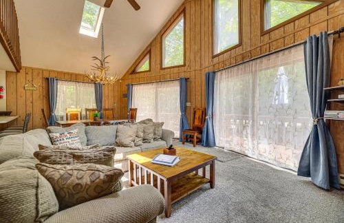 Fire Pit and Games! Secluded Chalet 30 Mi to Montage - Foto 5