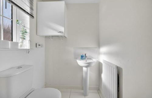 Spacious 4BR Newport Home - Ideal for Families & Groups - Foto 43