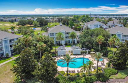 3-BR Condo with Dreamy Balcony Views, Walk to Pool - Foto 61