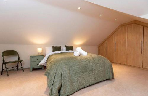 Hot Tub Free Parking 5 Bedroom Large Space - Photo 19