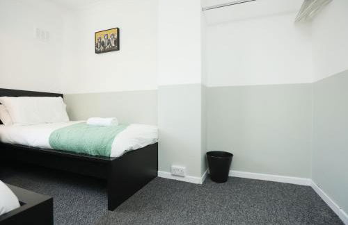 Homely ! Perfect for Contractors and Guests with Private off street parking - Foto 40