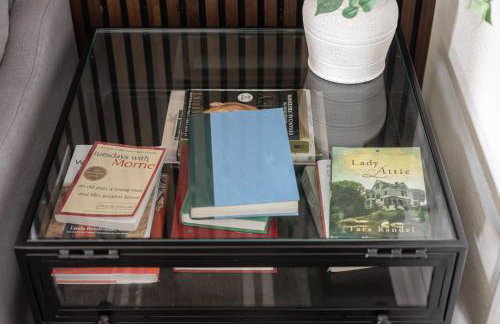 Capitol House - 3 Bed 1 Full and 1 Half Bath, Pet Friendly with Hot Tub walk to Lucas Oil Stadium - Foto 69