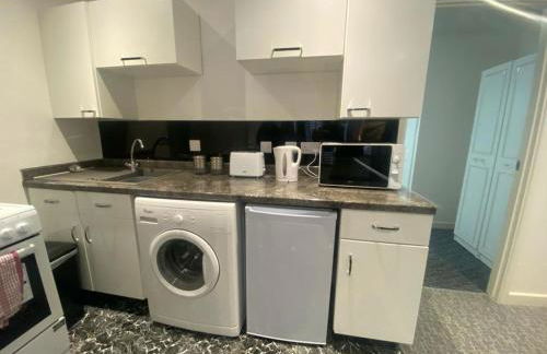 3 Bed Apartment - Sleeps 6 - Free Parking Wifi - Photo 16
