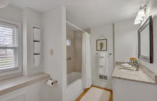 Amazing Lakefront Retreat On Long Lake! 2 Bedroom Home by RedAwning - Foto 52